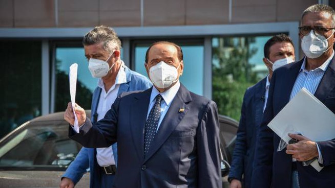 Milano, Silvio Berlusconi è stato dimesso dal San Raffaele: continuerà la terapia ad Arcore