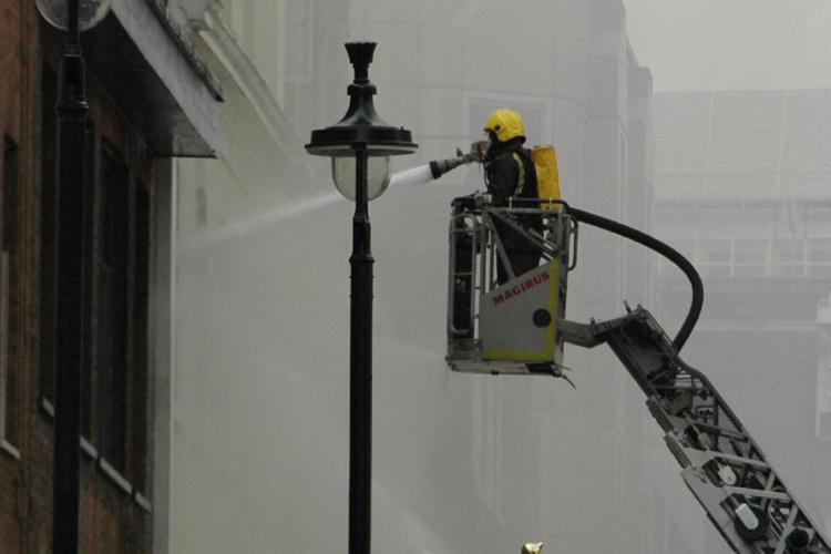 Londra, incendio in un edificio di 19 piani: in azione 100 vigili del fuoco