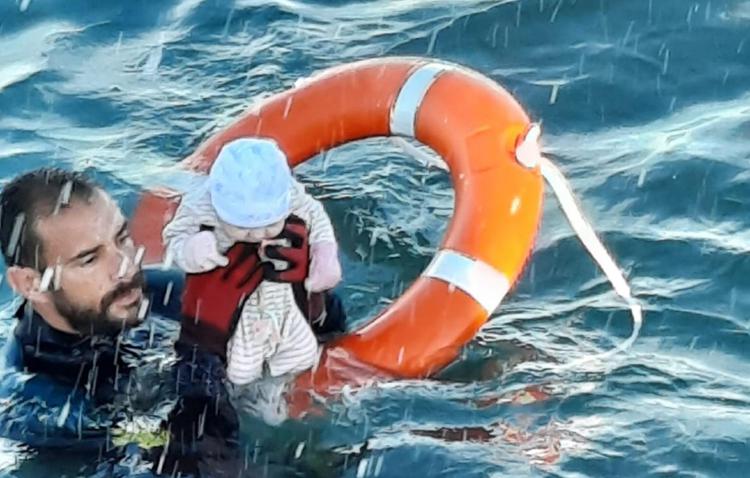 Migranti, miracoloso salvataggio in mare di un bimbo al largo della Spagna