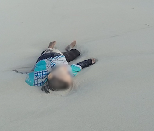 Migranti, la foto choc di un neonato morto sulla spiaggia  in Libia