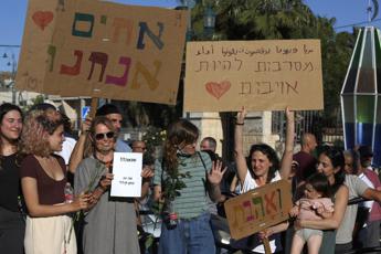 Arabi e israeliani manifestano insieme a Eilat: “Non vogliamo essere nemici”