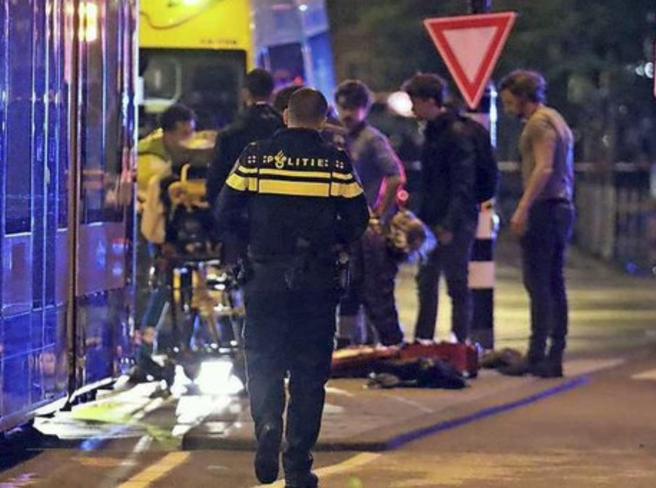 Amsterdam: cinque persone sono state accoltellate in diversi attacchi ed una è morta. La polizia per ora esclude la pista terroristica