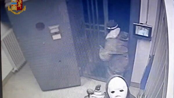 Milano, rapina in una banca in piazza Ascoli: arrestate sette persone