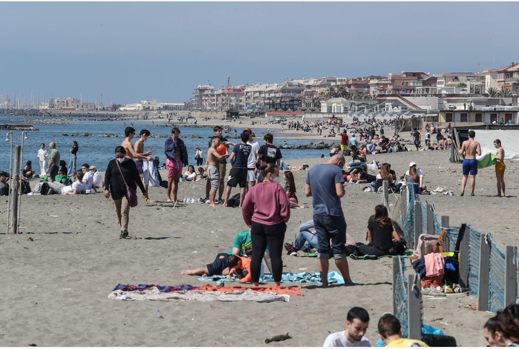 Assembramenti e folla sul litorale romano: complice la bella giornata di sole