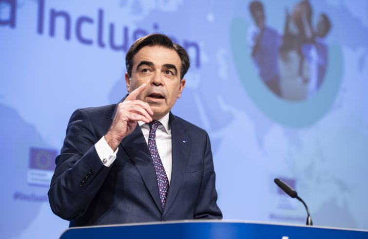 Migranti, parla il vice presidente Ue Schinas: “L’Europa non si lascerà intimidire da nessuno”