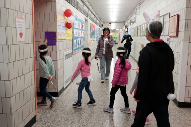 Usa, da settembre gli studenti di New York torneranno in classe di persona e l’opzione della scuola a distanza sarà abolita