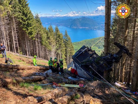 Immane tragedia a Mottarone, precipita la funivia nel tratto verso Stresa: 14 le vittime, un solo sopravvissuto