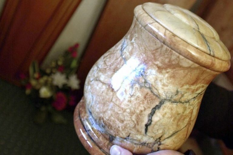 Varese, stalker ruba le ceneri del cane della sua ex: condannato 45enne di Arezzo