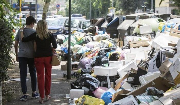 Emergenza rifiuti, per Gualtieri “”Dobbiamo ripotenziare il porta a porta, i cassonetti devono sparire dalla città