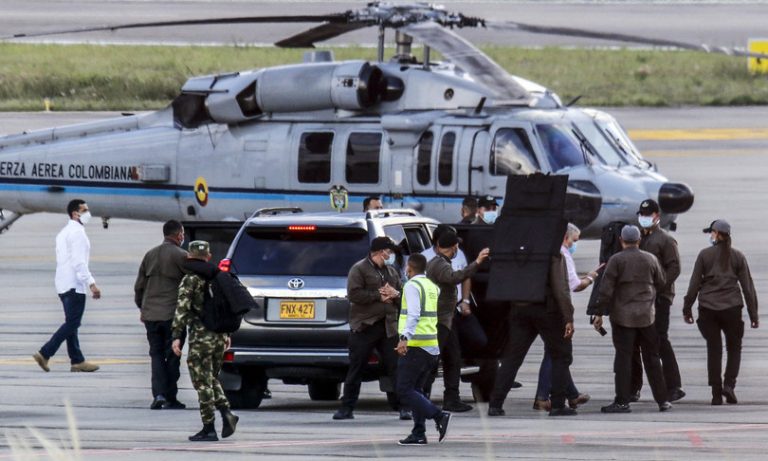 Sparati colpi d’arma da fuoco contro l’elicottero sui cui viaggiava il presidente colombiano Ivan Duque