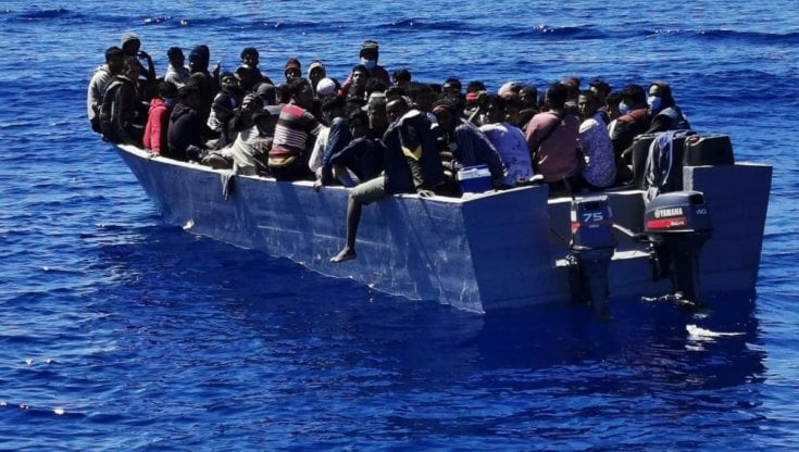Lampedusa, sbarcati nella notte 250 migranti e trasferiti all’hotspot di contrada Imbriacola