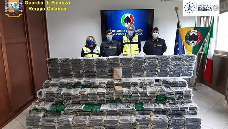 Gioia Tauro (Reggio Calabria), la Finanza sequestra una tonnellata di cocaina nascosta in un container