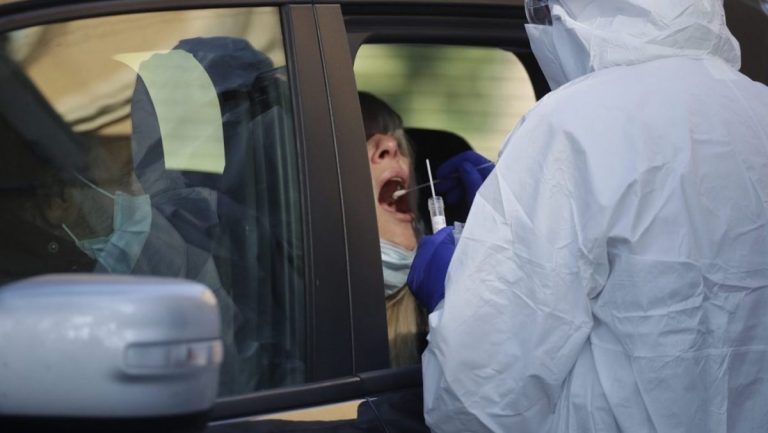 Vaccini, nel Lazio le persone che ha completato la somministrazione riceveranno un sms per il certificato “Lazioescape”