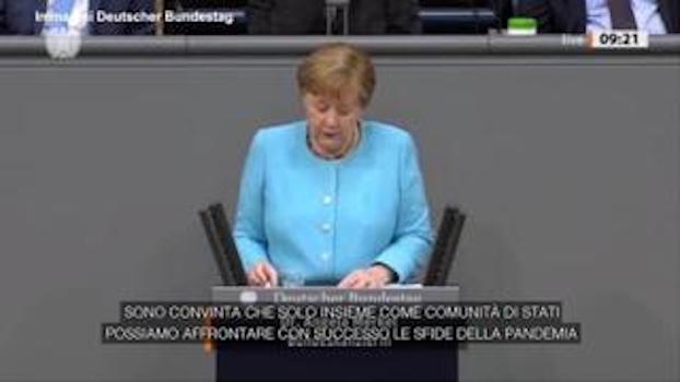 Germania, lungo applauso del Bundestag per l’ultimo discorso della Merkel in qualità di cancelliera