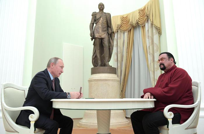 Steven Seagal, attore di Hollywood e uno dei più grandi fan di Vladimir Putin è ora un membro del partito pro-Cremlino