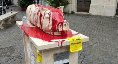 Trastevere, gli animalisti imbrattano una riproduzione della porchetta