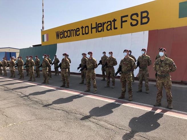 Afghanistan, ammainata la bandiera italiana: i militari lasciano Herat dopo vent’anni