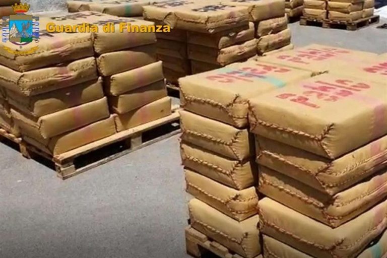 Canale di Sicilia, la Finanza sequestra sei tonnellate di hashish per un valore di 13 milioni di euro