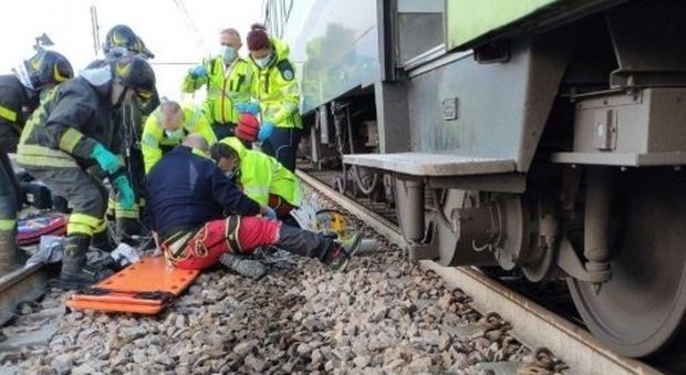 Marghera (Venezia), un uomo di 33 anni è morto dopo essere stato travolto da un treno mentre stava portando a passeggio il proprio cane