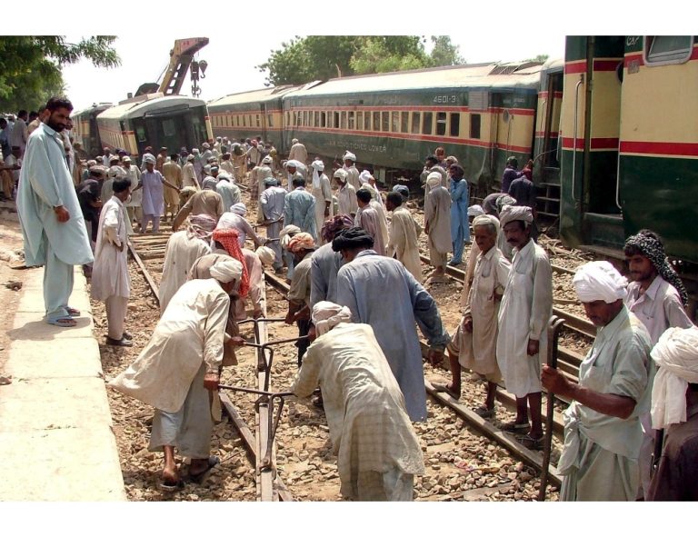 Pakistan: salgono a 30 le vittime di un incidente ferroviario a Daharki