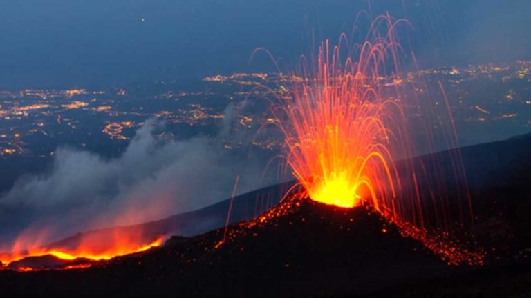 Spettacolare eruzione dell’Etna dal cratere sud-est