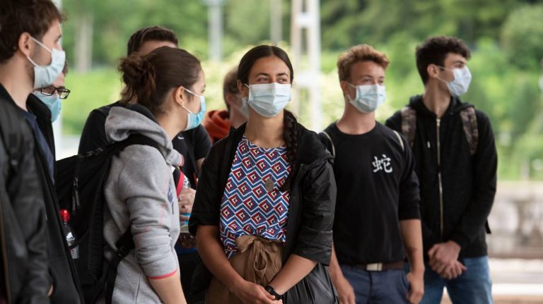 Coronavirus, dibattito in Italia tra virologi e politici sulla fine dell’obbligo delle mascherine all’aperto