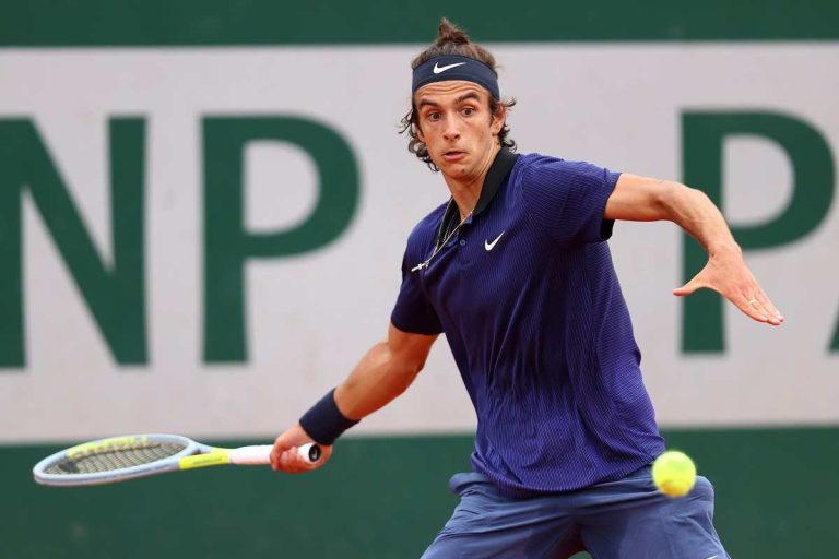 Tennis, al Roland Garros Lorenzo Musetti vola agli ottavi di finale