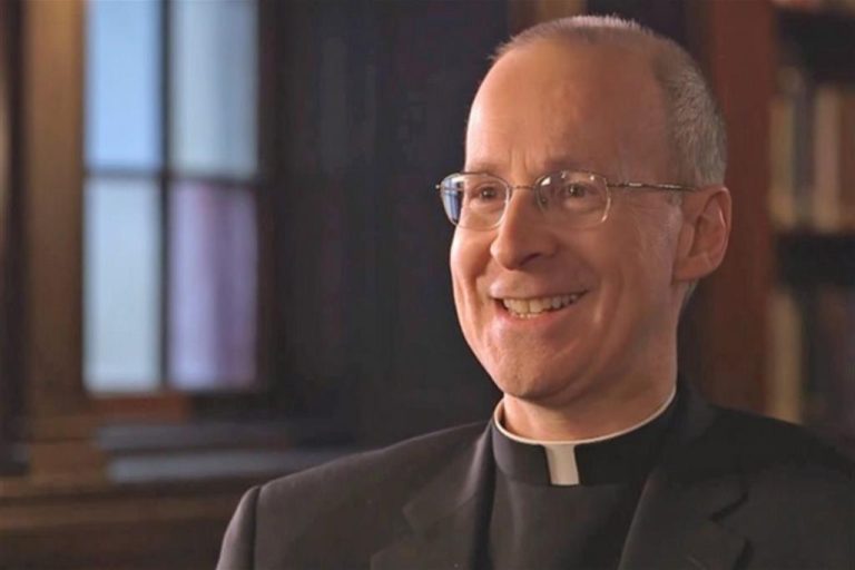 Vaticano, il Papa al prete spagnolo dei gay: “Dio si avvicina con amore ad ognuno dei suoi figli”