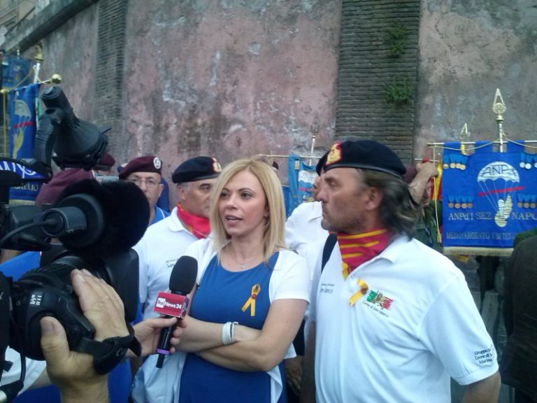 Vicenda dei Marò, lo sfogo della moglie di Latorre: “Da nove anni sono costretta a parlare a nome di mio marito”