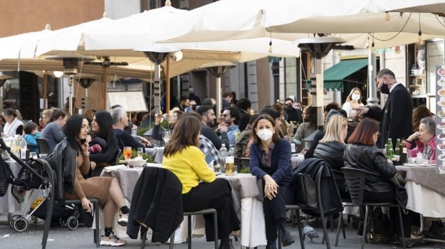 Riaperture, è boom di italiani a cena al ristorante, in pizzeria e negli agriturismi