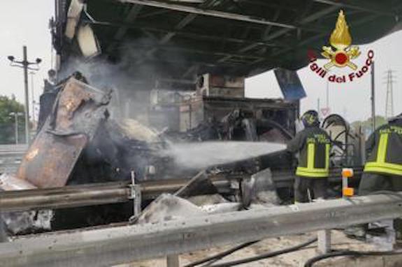Fiano Romano: tre caselli della barriera autostradale sono stati distrutti dall’incendio di un autocarro