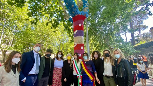 Un albero decorato dedicato a Rino Gaetano: è l’omaggio che la Capitale ha voluto rendere al cantautore in occasione del 40° anniversario della sua scomparsa