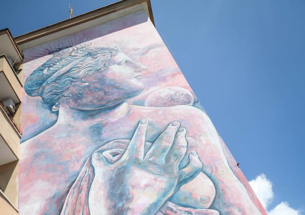 Alla Garbatella l’enorme murales dell’artista peruviano Carlos Atoche