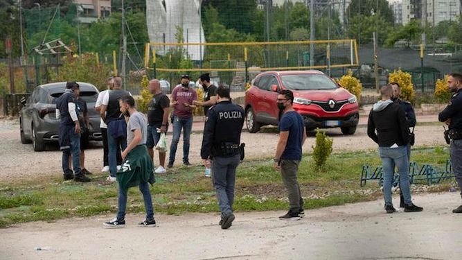 Milano, partita di calcetto finisce in tragedia: 38enne ucciso a coltellate. Sei persone arrestate