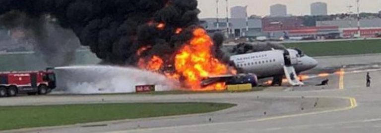 Panico sul volo Catania-Roma per l’esplosione di un motore del velivolo: è stato costretto ad un atterraggio di emergenza