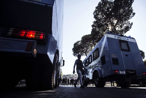 Controlli della Digos nella zona dell’Olimpico: sei denunce per violenza privata e porto di armi