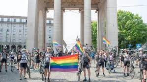 Milano, il Gay Pride all’Arco della Pace