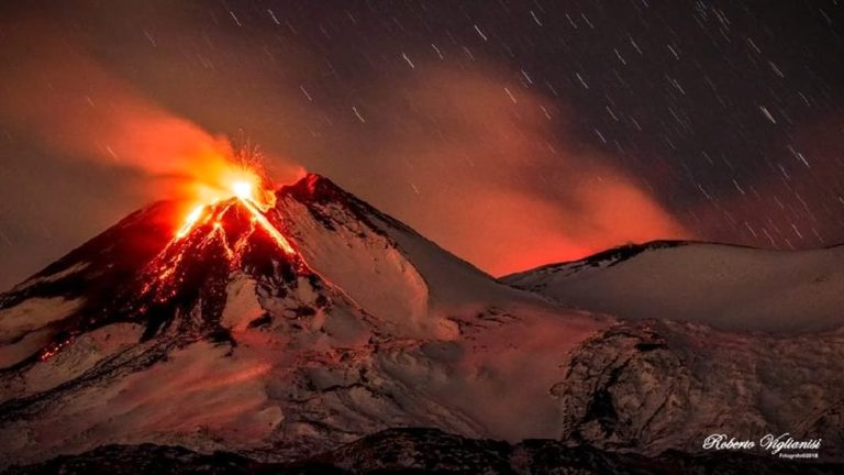 Nuova intensa attività eruttiva la notte scorsa sull’Etna con una spettacolare fontana di fuoco dal cratere di Sud-Est