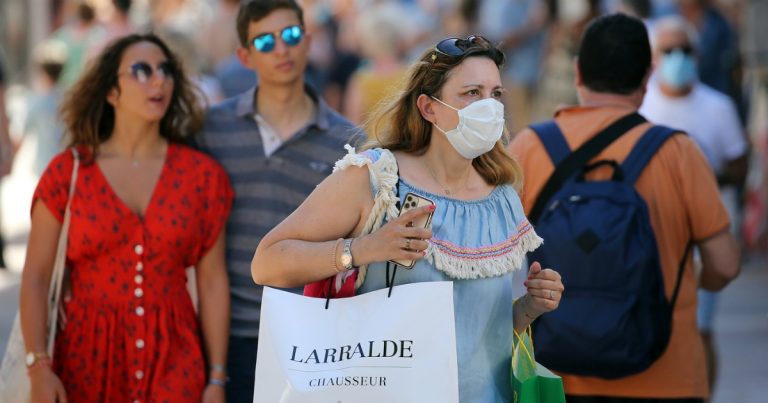 Coronavirus, da domani in Francia decade l’obbligo di portare la mascherina all’aperto