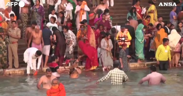 Scandalo in India per 100mila tamponi falsi per partecipare al festival indù di Kumbh Mela