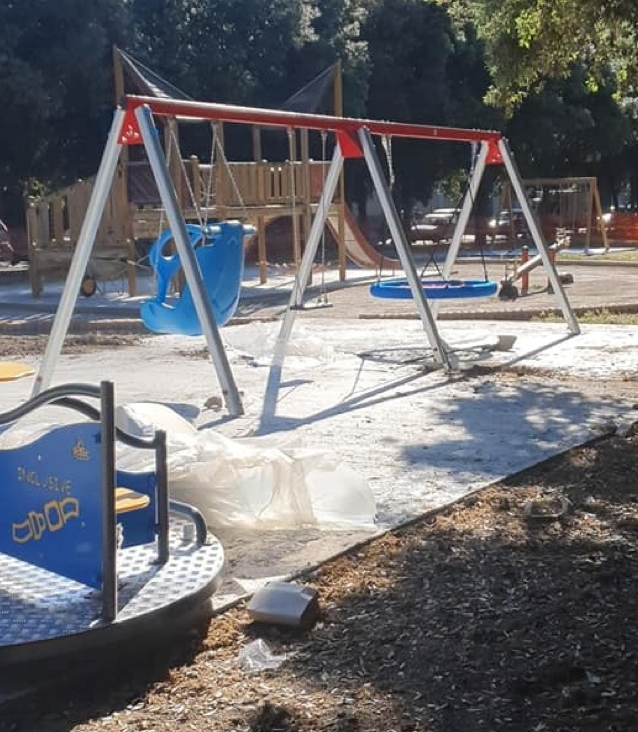 Ai giardini di via Ancona procede l’installazione dei giochi inclusivi