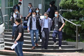 Hong Kong: 500 poliziotti inviati nella redazione del quotidiano pro democrazia “Apple Daily”: arrestati il direttore e 4 dirigenti