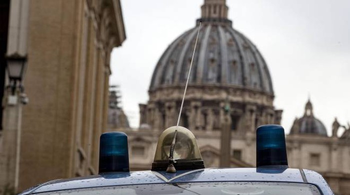 San Pietro: arrestato uno squilibrato francese che armato di coltello minacciava i passanti