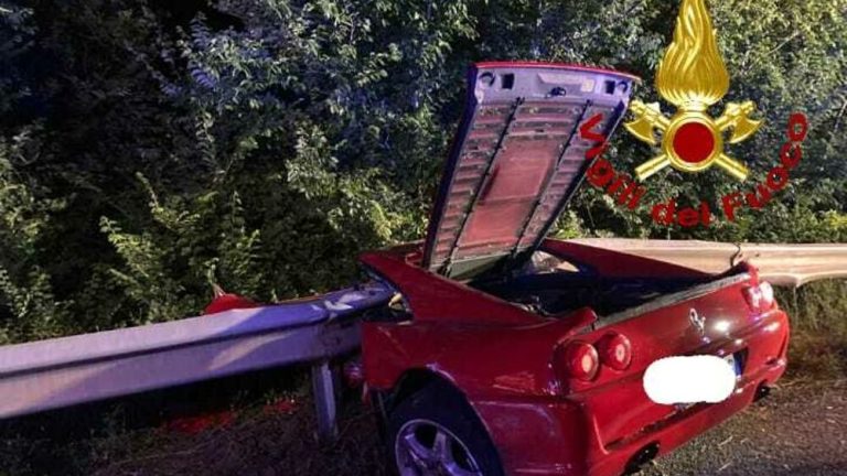 Cascina (Pisa), si schianta con la sua Ferrari contro il guard-rail: morto sul colpo un 55enne