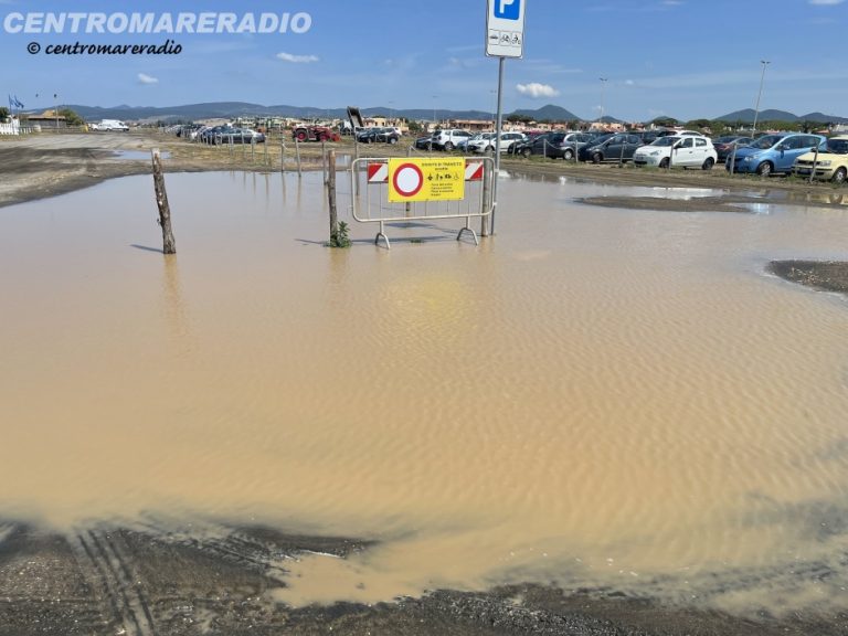 Campo di Mare, dopo le piogge il parcheggio si trasforma in un lago