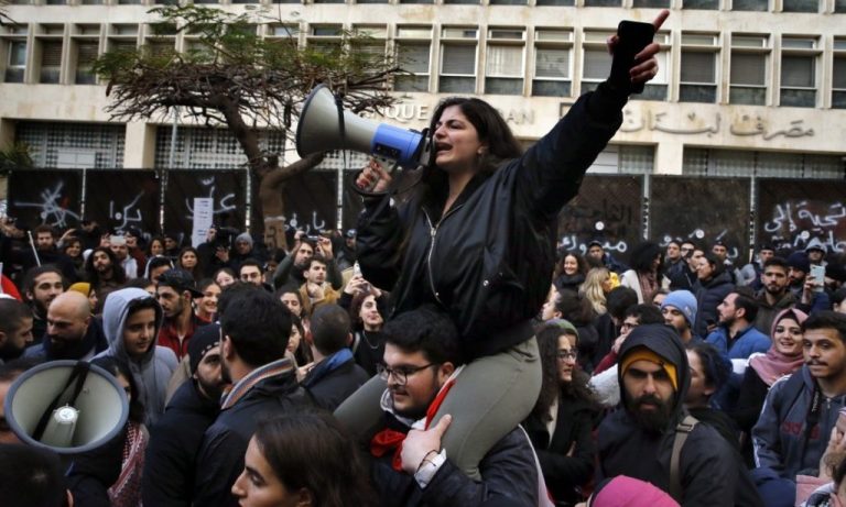 Beirut, proteste in piazza per la penuria di carburante e elettricità nelle case