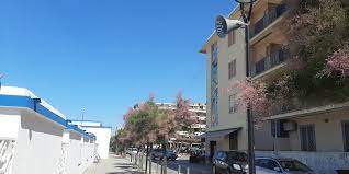 Recisi i fili dei nuovi megafoni sul lungomare Regina Elena