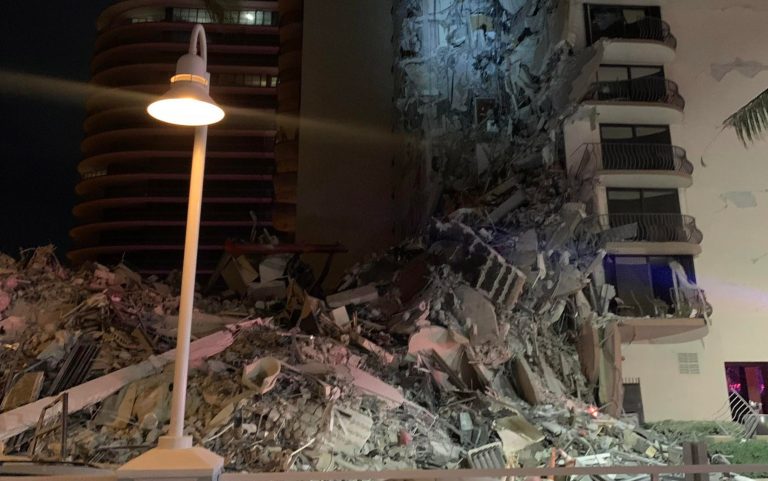 Florida, edificio di 12 piani è parziamento crollato a Miami: per ora un morto e 9 feriti