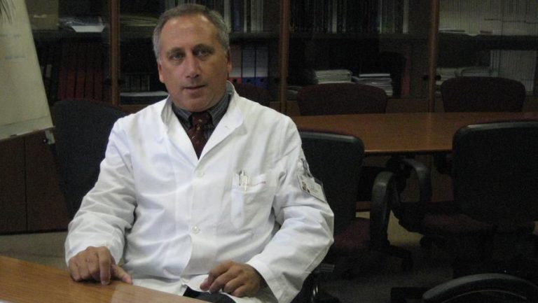 Vaccino AstraZeneca, per il presidente dei virologi Caruso “E’ efficace ma evitare di somministrarlo ai giovani”
