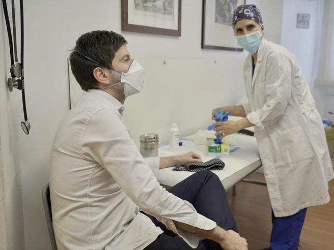 Il ministro della Salute Roberto Speranza si è vaccinato con AstraZeneca